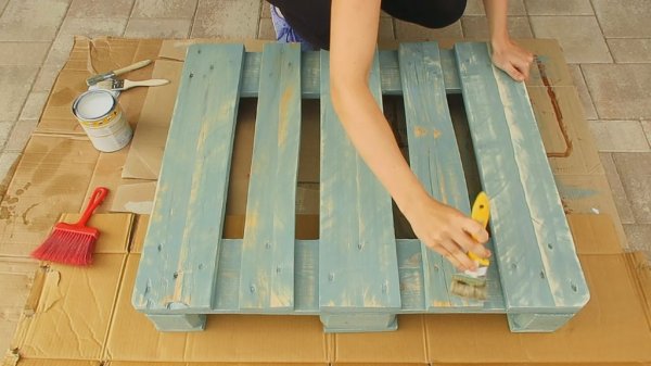 Винтажный журнальный столик для наследников голубой крови