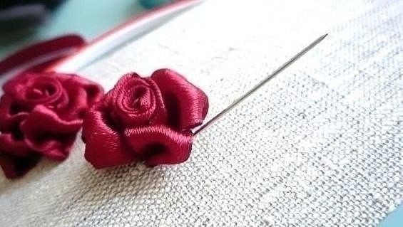 Вышиваем прекрасную розочку лентами: мастер класс
