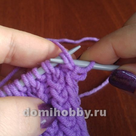 ​Красивая рельефная коса-резинка спицами
