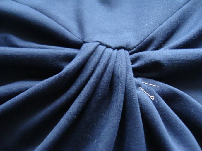 Трикотажное платье с драпировкой