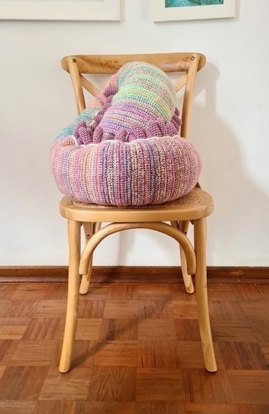 Многоножка на весь диван: идея для вдохновенного творчества