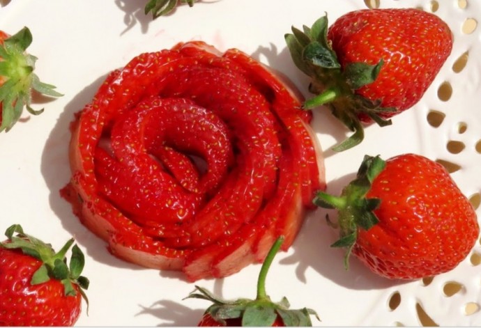 Роза из клубники