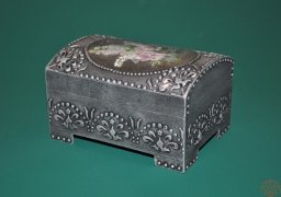 ​Шкатулка в технике имитации  чеканки