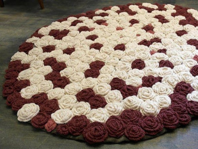 Восхитительные коврики из вязаных розочек