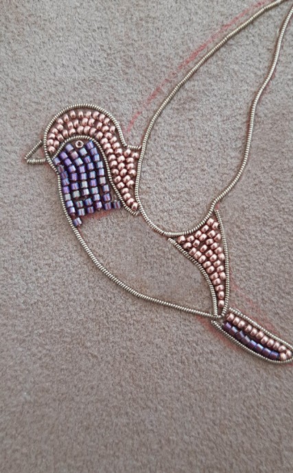 Замечательная брошь-птичка