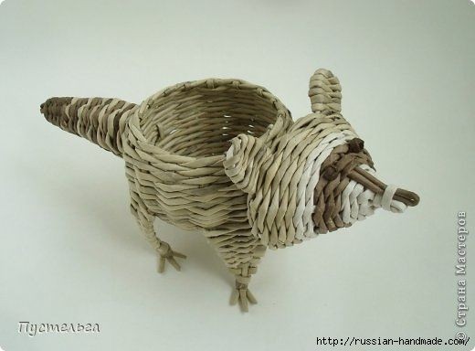 ​Енот из газетных трубочек