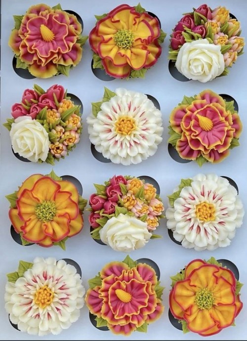 Разноцветный цветочный декор кексов