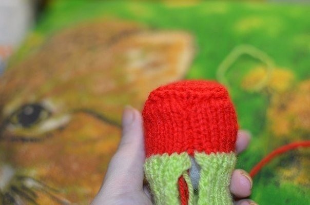 Вяжем клубничные пинетки