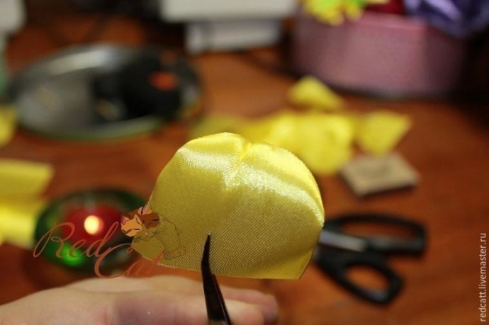 Превосходные цветочки из атласных лент