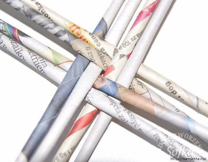 Симпатичная шкатулка из газетных трубочек