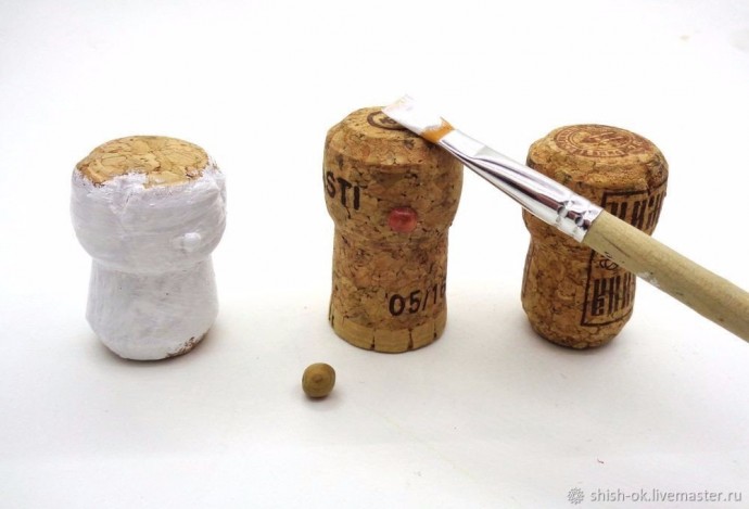 Создаем новогодние фигурки из пробок
