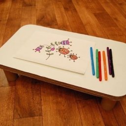 Столик из картонной коробки и втулок от бумажных полотенец