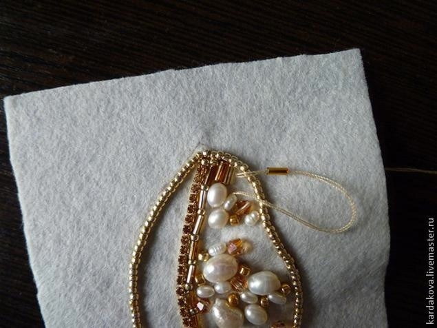 Брошь из бисера "Перо"