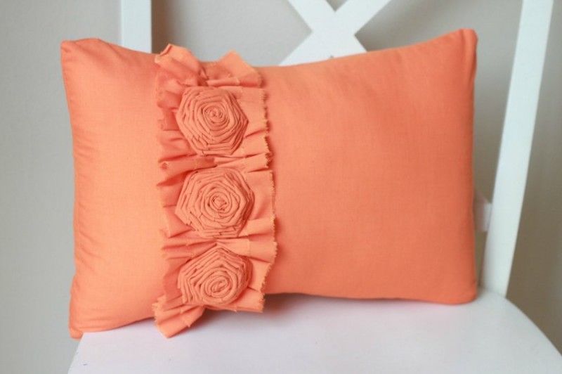 Декоративные подушки в форме цветка