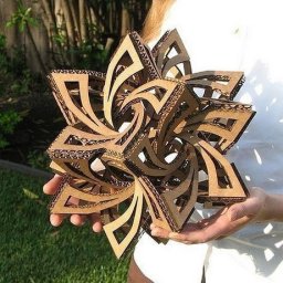 Геометрическая скульптура из картона