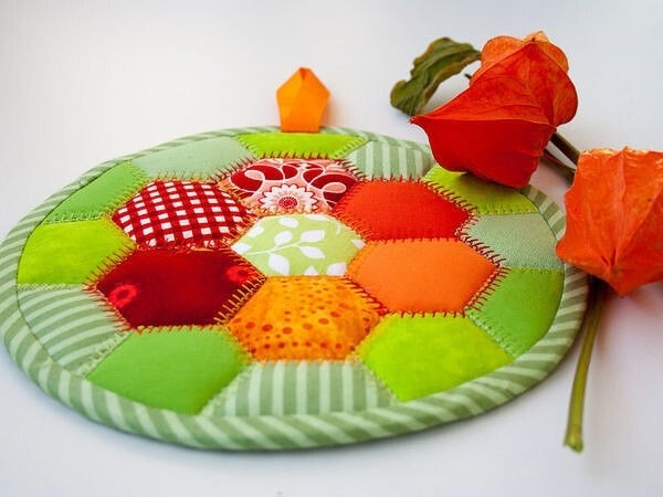 Яркая радужная подставка под горячее