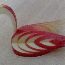 Лебедь из яблока