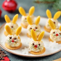 ​Новогодняя закуска на праздничный стол "Кролики на крекерах"