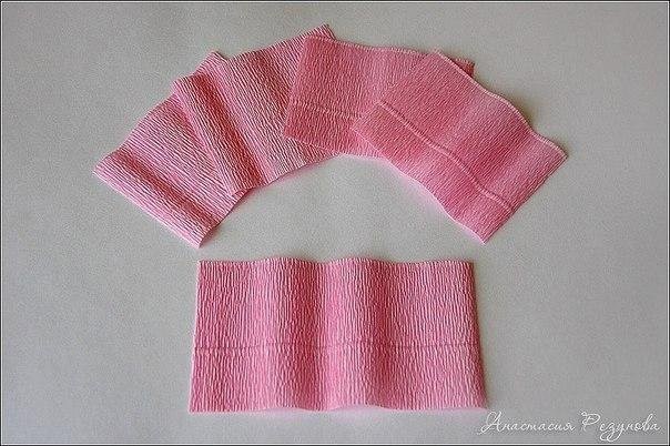 Букет роз из конфет и гофрированной бумаги