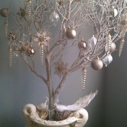 ​Декор веточек ёлочными шарами