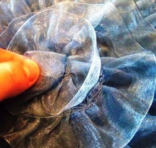 Декоративная подушечка с рюшами из органзы