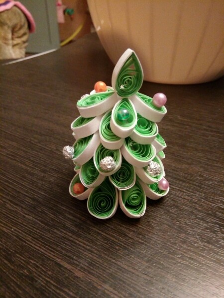 Идея для новогоднего декора в технике квиллинга