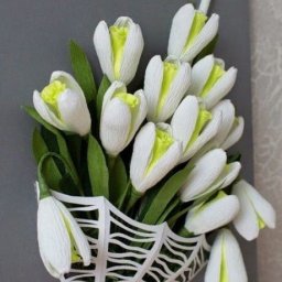 ​Корзина с весенними подснежниками