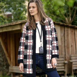 Теплый кардиган с сочетанием простых цветов в шикарной клетке