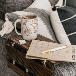 Удобная столешница на подлокотник дивана или кресла