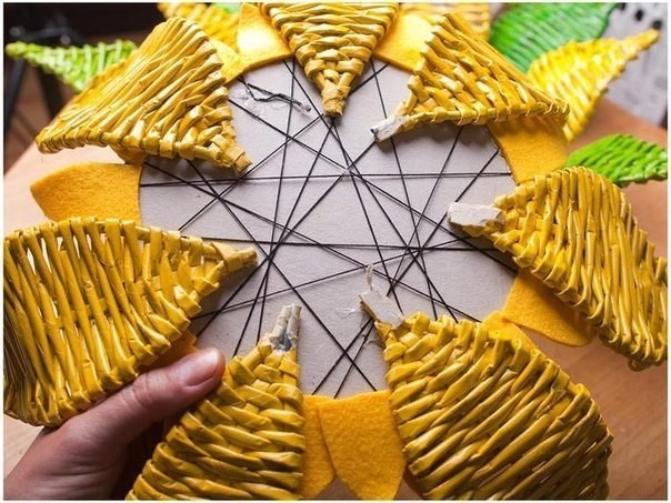 Вазочка-подсолнух из газетных трубочек