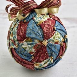 ​Идеи украшения ёлочных шаров кусочками ткани