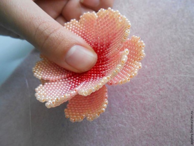 Как сплести маленький цветок из бисера