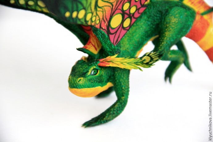 Лепим чудесного интерьерного дракончика из бархатного пластика