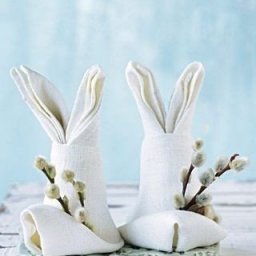 Оформляем стол салфетками-кроликами