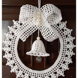 Новогодний вязаный декор с колокольчиками