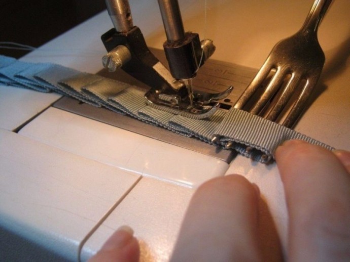 Лайфхак для рукодельниц: как быстро сделать ровные складки при помощи вилки