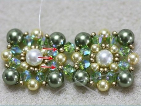 Очаровательный браслет из бисера