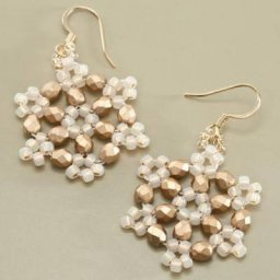 Серьги в виде снежинок из бисера для новогодней ночи