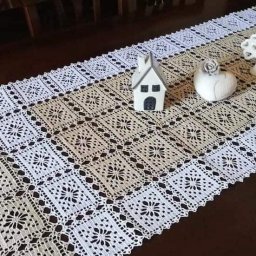 ​Скатерть или дорожка из квадратных мотивов