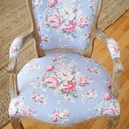 ​Варианты перетяжки кресел яркой тканью