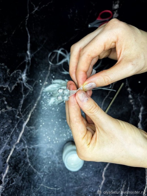 Белая пуансеттия из бархата