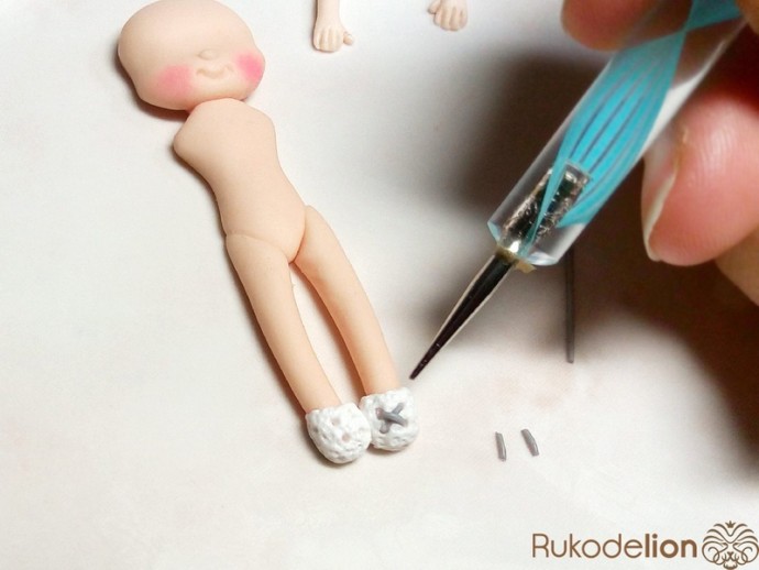 Брошь "Куколка" из полимерной глины