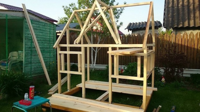 ​Домик для детских игр во дворе