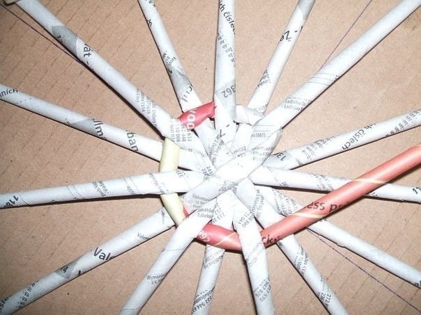 Плетём корзинку из газетных трубочек