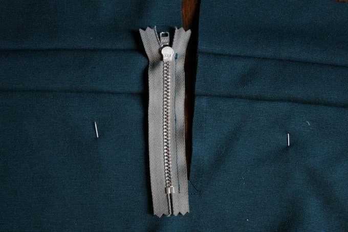 Молния на трикотажной юбке