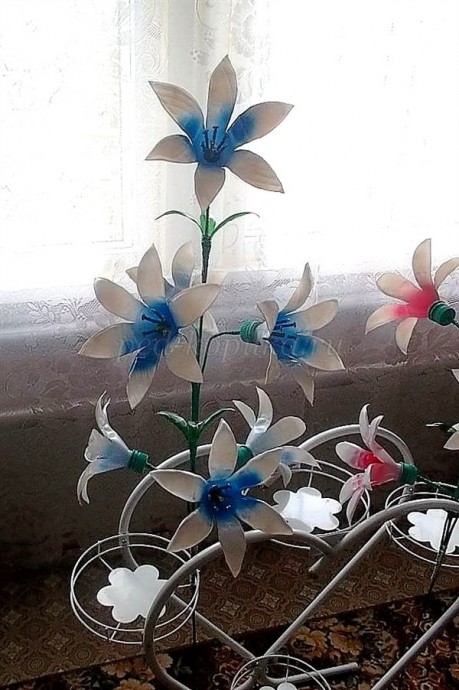 Цветы из пластиковых бутылок для сада: мастер-класс Цветы из пластиковых бутылок для сада: мастер-класс