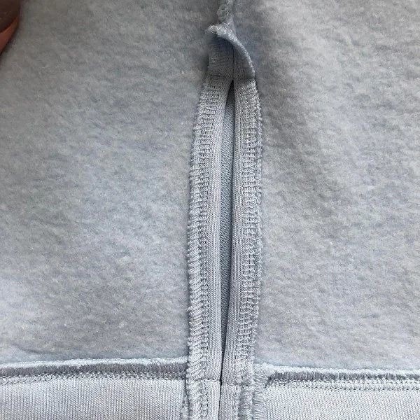 Обработка боковых разрезов на свитшоте