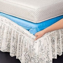 Кружево и рюши: идеи для аккуратных подзоров на кровать