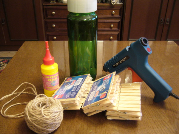 Бочонок для напитков из прищепок