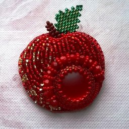 ​Брошь в виде яблока